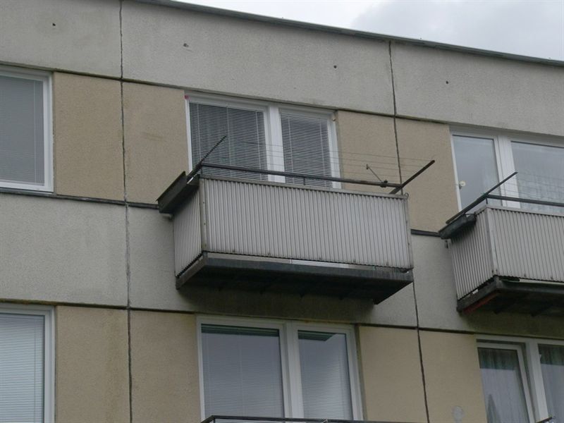 starý ocelový balkon před demontáží, fimont Brno